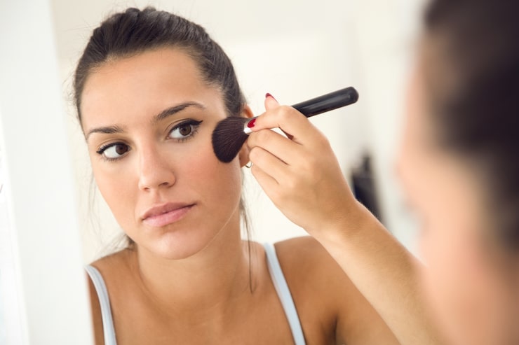 How to apply cream highlighter on cheekbones for glass skin look